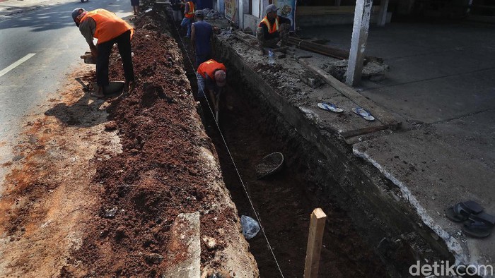 Cegah Genangan, Saluran Air di Jalan Raya Setu Diperbaiki Saluran air di Jalan Raya Setu, Jakarta Timur, tengah diperbaiki. Perbaikan dilakukan agar aliran air lancar dan tidak terjadi banjir.