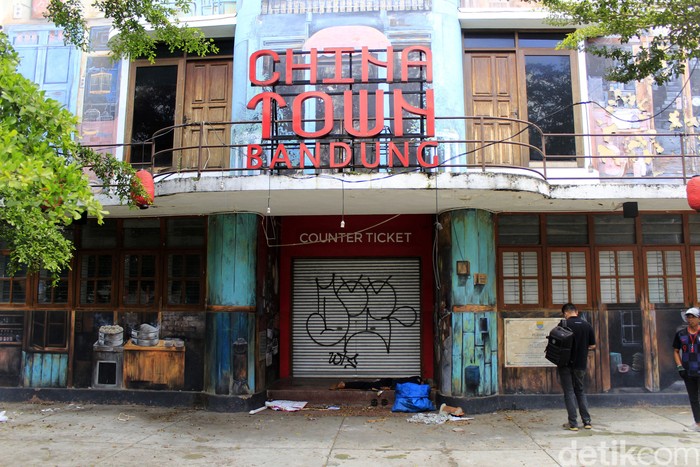 Pandemi COVID-19 begitu dahsyat mengguncang sektor wisata di Indonesia. Salah satu yang menjadi korbannya adalah Chinatown Bandung.