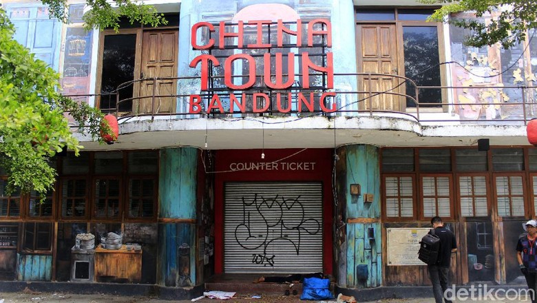 Chinatown Bandung Tepar Dihajar Pandemi Pandemi COVID-19 begitu dahsyat mengguncang sektor wisata di Indonesia. Salah satu yang menjadi korbannya adalah Chinatown Bandung.