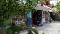 Wajah tempat wisata di kawasan pecinan itu terlihat kusam, coretan vandalisme mengotori bangunan utama yang masuk dalam kategori cagar budaya itu.