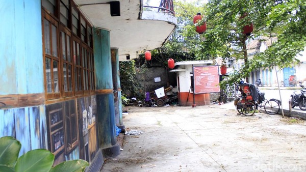 Kesan kumuh bertambah dengan adanya rongsokan yang berada di sebelah kiri dan kanan bangunan utama dari objek wisata yang tutup permanen pada Mei 2020 itu. Kesan kumuh bertambah dengan adanya rongsokan yang berada di sebelah kiri dan kanan bangunan utama dari objek wisata yang tutup permanen pada Mei 2020 itu.