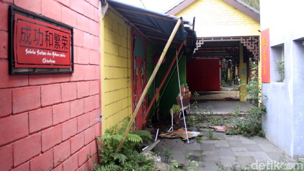 Menurut Yana, saat malam di lokasi bekasi Chinatown Bandung terlihat lebih angker. Pasalnya, tidak ada penerangan lagi di sana. Menurut Yana, saat malam di lokasi bekasi Chinatown Bandung terlihat lebih angker. Pasalnya, tidak ada penerangan lagi di sana.