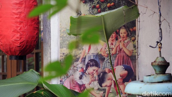 Awal didirikan pada tahun 1938, bangunan yang dirancang oleh arsitek Belanda Max van Slooten itu difungsikan sebagai bioskop. Tetapi tak lama, bangunan tersebut beralih fungsi menjadi rumah duka yang dikelola oleh Perhimpunan Sosial Masyarakat Bandung (Permaba). Saat rumah duka dipindahkan ke Jl Kebon Jati, tempat tersebut sempat menjadi gedung serba guna sampai akhirnya menjadi Chinatown Bandung. Awal didirikan pada tahun 1938, bangunan yang dirancang oleh arsitek Belanda Max van Slooten itu difungsikan sebagai bioskop. Tetapi tak lama, bangunan tersebut beralih fungsi menjadi rumah duka yang dikelola oleh Perhimpunan Sosial Masyarakat Bandung (Permaba). Saat rumah duka dipindahkan ke Jl Kebon Jati, tempat tersebut sempat menjadi gedung serba guna sampai akhirnya menjadi Chinatown Bandung.