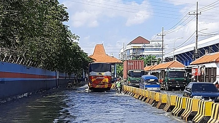 Dampak Gerhana Bulan Total, Banjir Rob Rendam Jalan Kalimas Surabaya