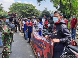 Buruh Demo di Depan Kantor Indomaret Jakut, Warga Minta Dibubarkan