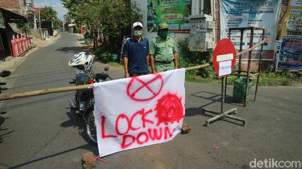 Desa Loram Kulon, Kudus dilockdown usai puluhan warga termasuk kadesnya positif Corona. Foto diambil Kamis (27/5/2021).