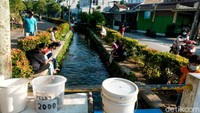 Warga yang datang ke saluran air itu pun dapat memberi ikan-ikan tersebut makan dengan pelet yang disediakan. Pelet itu dijual seharga Rp 2 ribu per bungkus.  