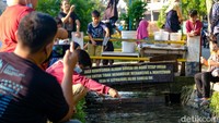 Kolam ikan itu pun kini menjadi hiburan bagi warga sekitar di kala pandemi virus Corona.  