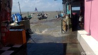 Banjir Rob kemudian mulai surut sekitar pukul 11.00 WIB. Meski begitu, pihak BPB Linmas Surabaya tetap mengimbau agar warga menjauhi bibir pantai karena gelombang masih berdeburan.  