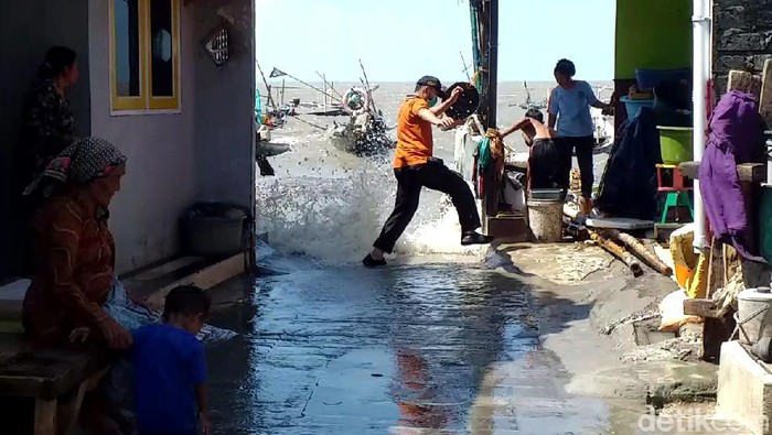 Efek Gerhana Bulan, Jalanan Permukiman di Surabaya Terendam Banjir Rob Jalan Nambangan Perak, Surabaya, terendam banjir rob dan angin kencang. Hal itu diketahui terjadi akibat efek gerhana bulan.