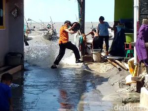 Banjir Rob Rendam Kampung Nelayan di Surabaya Dampak Gerhana Bulan