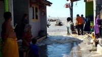 Arif mengatakan banjir rob yang merendam jalan di area permukiman warga di kawasan Surabaya itu terjadi akibat efek dari fenomena gerhana bulan yang menyebabkan terjadinya gelombang tinggi hingga 2,5 meter.