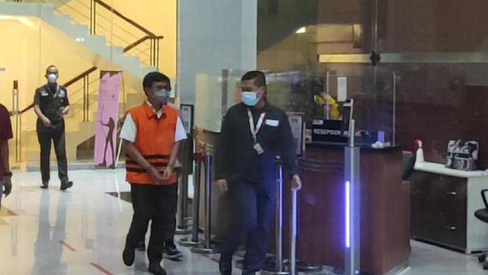 Eks Dirut Sarana Jaya yaitu Yoory Corneles Pinontoan ditahan KPK dalam kasus korupsi lahan di DKI