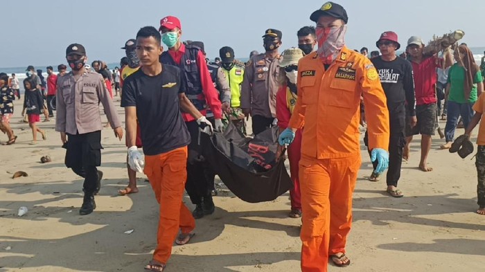 Evakuasi jasad siswa SMP yang tewas tenggelam di Pantai Sawarna, Lebak.