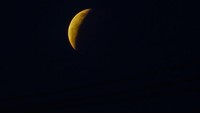 Fase gerhana bulan total terlihat di kawasan Kota Palangkaraya, Kalimantan Tengah (ANTARA FOTO/Makna Zaezar)