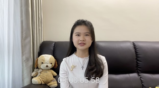 Ini pertama kalinya saya memberanikan diri untuk berbicara di publik, untuk meluruskan hal-hal yang selama ini menjadi simpang siur, dengan tidak adanya kejelasan dan penyelesaian oleh pihak Bapak Jokowi dan keluarga, kata Felicia yang tampil berbaju putih dan memakai kalung bandul salib. Foto: Dok. Instagram @feliciatissue