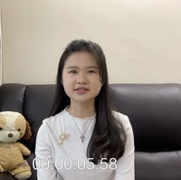 Ini pertama kalinya saya memberanikan diri untuk berbicara di publik, untuk meluruskan hal-hal yang selama ini menjadi simpang siur, dengan tidak adanya kejelasan dan penyelesaian oleh pihak Bapak Jokowi dan keluarga, kata Felicia yang tampil berbaju putih dan memakai kalung bandul salib. Foto: Dok. Instagram @feliciatissue