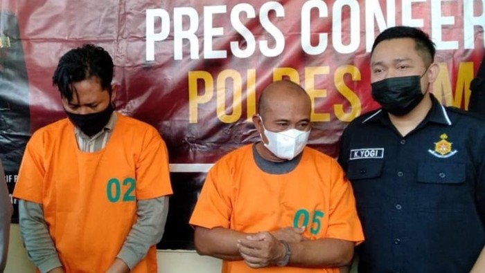 Fitroni Ramadhani alias Dani (39) dibekuk Polres Jember. Dia diduga kuat menipu M Soleh, Kades Lojejer, Kecamatan Wuluhan, hingga mencapai Rp 4,7 Miliar.