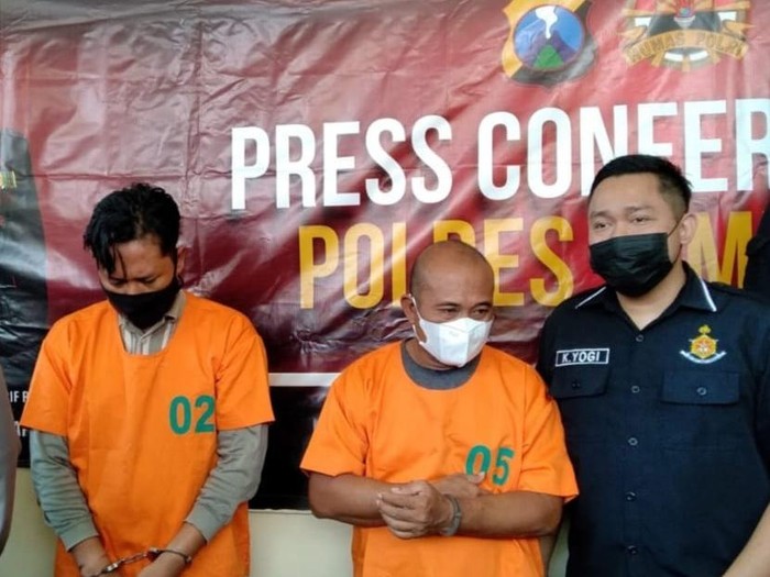 Fitroni Ramadhani alias Dani (39) dibekuk Polres Jember. Dia diduga kuat menipu M Soleh, Kades Lojejer, Kecamatan Wuluhan, hingga mencapai Rp 4,7 Miliar.