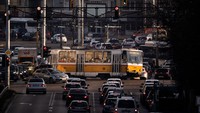 Sebuah trem berjalan di sepanjang bulevar di ibu kota Sofia saat lalu lintas padat di Sofia, Bulgaria. Getty Images/Hristo Rusev  