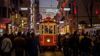 Trem yang terkenal di Istanbul terlihat di jalan Istiklal, Istanbul, Turki. Getty Images/Chris McGrath  