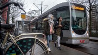 Wanita berjalan di samping trem di Rotterdam, Belanda. Getty Images/Carl Court  