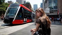Trem berjalan di sepanjang George Street menuju Randwick di Sydney, Australia. Getty Images/Lisa Maree Williams  