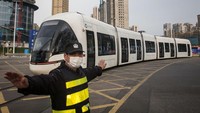 Petugas keamanan melindungi saat trem Optics Valley Quantum beroperasi di Wuhan, Provinsi Hubei, China. Getty Images  