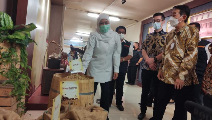Gubernur Jawa Timur Khofifah Indar Parawansa, saat kunjungi PT Santos Jaya Abadi di Kecamatan Taman Sidoarjo