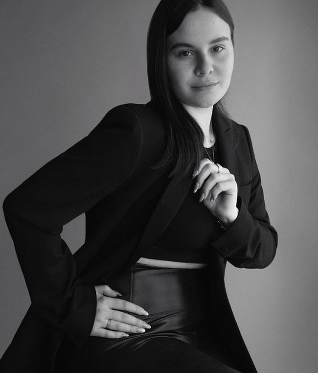 Kondisinya semakin parah hingga ia meninggalkan universitas. Holly bahkan dirawat di rumah sakit jiwa di London, Inggris. Holly butuh terapi psikologis untuk menetralkan keadaanya.  Foto: dok. Instagram/@ hollyramsayy