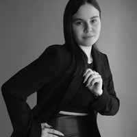 Kondisinya semakin parah hingga ia meninggalkan universitas. Holly bahkan dirawat di rumah sakit jiwa di London, Inggris. Holly butuh terapi psikologis untuk menetralkan keadaanya.  Foto: dok. Instagram/@ hollyramsayy