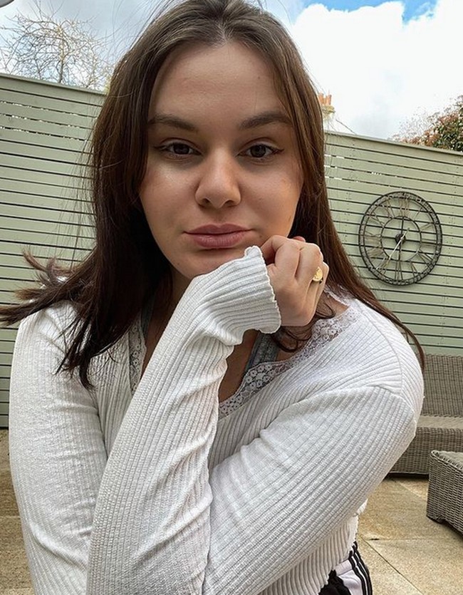 Aku masuk kuliah, belajar fashion design, dan aku menyukainya, tapi di tahun kedua aku merasa berimbas karena PTSD (gangguan mental) dan aku tidak tahu kalau hal tersebut terjadi. Aku sering bolos. Aku tidak menikmati hidupku sama sekali, ujar putri chef ternama itu yang kini berusia 21 tahun di dalam podcast miliknya. Foto: dok. Instagram/@ hollyramsayy