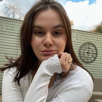 Aku masuk kuliah, belajar fashion design, dan aku menyukainya, tapi di tahun kedua aku merasa berimbas karena PTSD (gangguan mental) dan aku tidak tahu kalau hal tersebut terjadi. Aku sering bolos. Aku tidak menikmati hidupku sama sekali, ujar putri chef ternama itu yang kini berusia 21 tahun di dalam podcast miliknya. Foto: dok. Instagram/@ hollyramsayy