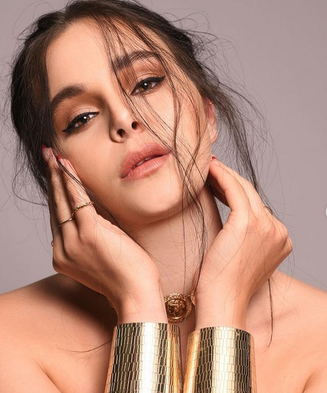 Ketika berusia 18 tahun, Holly mengalami pelecehan seksual sampai dua kali. Saat itu dia menutupi kejadian tersebut. Hingga satu tahun kemudian, wanita 21 tahun itu mengalami kondisi mental yang hancur. Foto: dok. Instagram/@ hollyramsayy