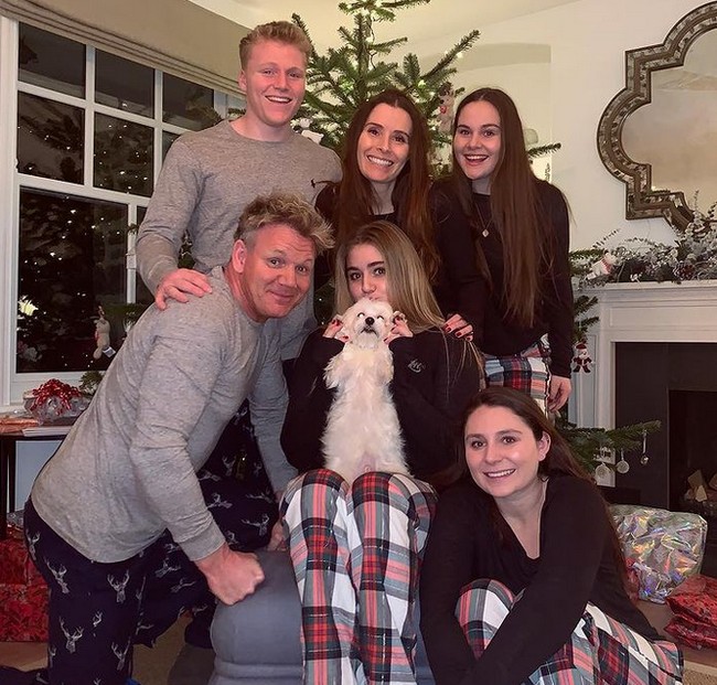 Inilah potret keluarga Holly bersama sang ayah, ibunya dan saudara-saudaranya.  Foto: dok. Instagram/@ hollyramsayy