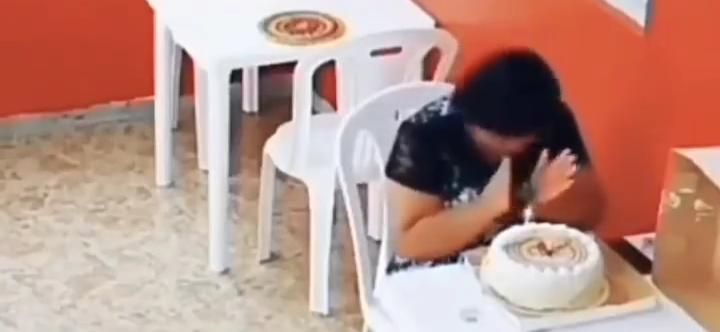 Manis Banget! Ibu Ini Rayakan Ultah Sendirian dan Pelanggan Restoran Nyanyi Untuknya