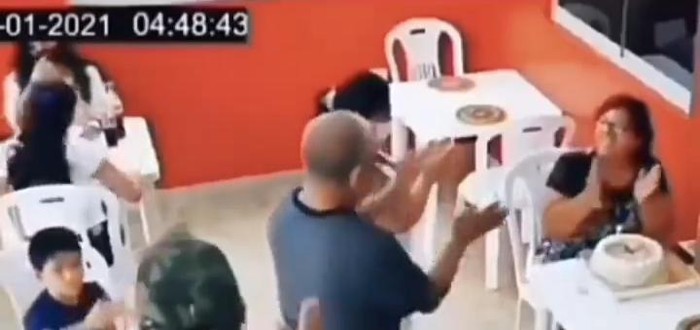 Manis Banget! Ibu Ini Rayakan Ultah Sendirian dan Pelanggan Restoran Nyanyi Untuknya