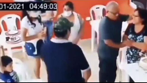 Manis Banget! Ibu Ini Rayakan Ultah Sendirian dan Pelanggan Restoran Nyanyi Untuknya