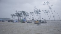 Hujan deras dan air pasang menghantam bagian pantai timur India akibat meningkatnya Topan Yaas. AP Photo/Ashim Paul  