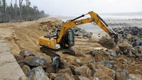 Departemen Meteorogi India mengingatkan ketinggian gelombang di beberapa daearah akan melampaui atap rumah. AP Photo/Ashim Paul  