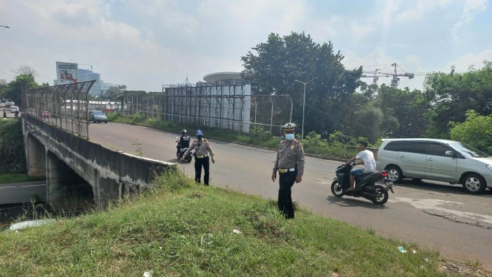 Ini Lokasi Motor Terjun Bebas ke Tol Bintaro dari Atas Flyover Tegal Rotan. Foto dikirim kanit lantas