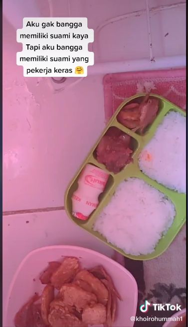 Romantis! Kisah Istri Selalu Bekali Manan Suami saat Ngojek Ini Bikin Baper
