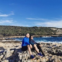 Sejak kecil sudah berprestasi dalam dunia tari hingga sekolah modern dance di New York di tahun 1987. Ia juga sering tampil di Eropa sebelum kembali ke China di usia 26. Kini wanita yang memiliki tiga anak angkat tersebut tinggal bersama suaminya yang berasal dari Jerman di Shanghai. Uniknya mereka telah bercerai di 2016 karena kebijakan satu anak di China tapi sebenarnya tetap bersama. Foto: Weibo Jin Xing