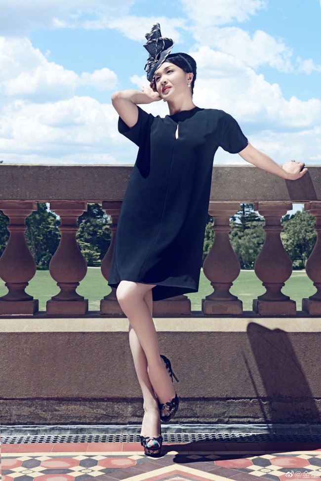 Dilansir Jing Daily, Jin Xing dipilih bukan hanya karena terkenal tapi juga keberaniannya untuk mengejar kebebasan. Ia sendiri memang dianggap sebagai ikon di negaranya setelah berani melakukan operasi ganti kelamin di tahun 90an yang bikin geger pada masanya.Foto: Weibo Jin Xing