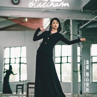 Terpilihnya seorang transgender menjadi model dari brand kenamaan tentu bukan sesuatu yang sering ditemukan. Karena itu, penampilannya dalam video kampanye terbaru dari parfum Jadore menarik perhatian publik. Netizen pun memberi respon yang tidak disangka.Foto: Weibo Jin Xing