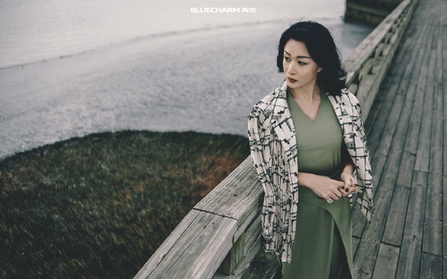 Aku tidak menyukai acaranya atau lidah tajamnya yang suka bergosip tapi ketika dia bilang terima dirimu sendiri di video. Itu terasa lebih nyata dan meyakinkan daripada ketika para idol mengatakannya karena kita semua tahu apa yang dilaluinya dalam hidup, ini cocok, kata salah satu netizen bernama Wang kepada Global Times.Foto: Weibo Jin Xing