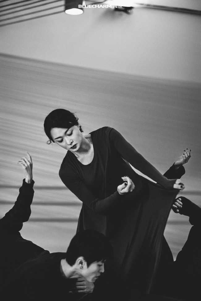 Tak diduga netizen memberikan komentar dan dukungan positif pada Jin Xing. Banyak orang merasa jika wanita 54 tahun tersebut cocok menjadi model atau brand ambassador parfum itu karena mewakili keberanian.Foto: Weibo Jin Xing