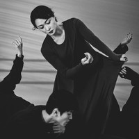 Tak diduga netizen memberikan komentar dan dukungan positif pada Jin Xing. Banyak orang merasa jika wanita 54 tahun tersebut cocok menjadi model atau brand ambassador parfum itu karena mewakili keberanian.Foto: Weibo Jin Xing