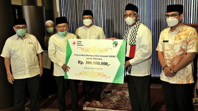 JK Serahkan Bantuan untuk Palestina di Masjid Raya Bintaro