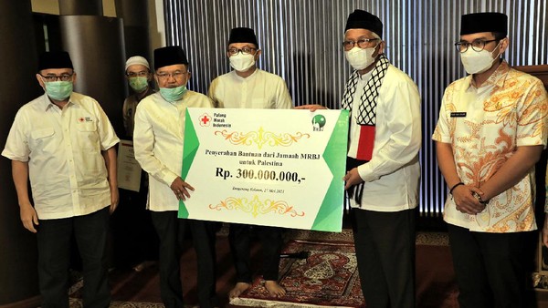 JK Serahkan Bantuan untuk Palestina di Masjid Raya Bintaro